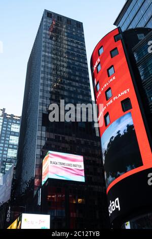 Vista verso l'alto di architettura e tabelloni elettronici in Times Square NYC, STATI UNITI D'AMERICA Foto Stock