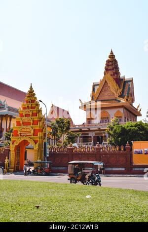 Tuk tuk di fronte a Wat Ounnalom a Phnom Peng Cambogia Foto Stock