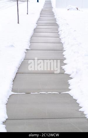 Passerella stretta su terreno coperto di neve fresca bianca nella stagione invernale Foto Stock