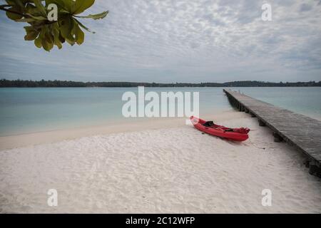 Canoa rossa e molo di legno, isola di koh kham, Thailandia. Foto Stock