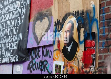 Un'immagine di Martin Luther King Jr. Adorna un santuario in crescita per George Floyd nella "Capitol Hill Autonomous zone" di Seattle venerdì 12 giugno 2020. La zona, conosciuta anche come CHAZ, è una comunità e comune intenzionali auto-dichiarati, istituita quando il Dipartimento di polizia di Seattle ha chiuso il Precinct Est dopo giorni di grandi proteste e di occasionali scontri violenti. Foto Stock