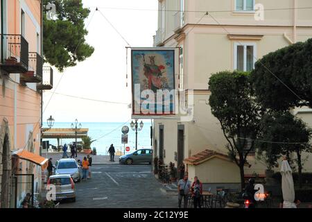 Il panno con l'immagine dipinta della Santa Trofimena posto al centro della piazza di fronte alla facciata esterna della Basilica. Foto Stock