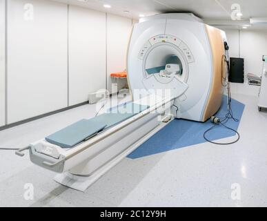 MRI - risonanza magnetica - scanner in sala ospedaliera, nessuno all'interno Foto Stock
