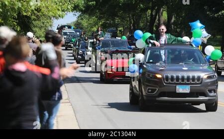 Bartlett, Illinois, Stati Uniti. 13 Giugno 2020. Sabato 13 giugno 2020 Bartlett, Illinois, Stati Uniti - Bartlett High School Class di 2020 laureati celebrare la laurea con una parata drive-by attraverso Bartlett, Illinois. La pandemia del coronavirus ha interrotto le attività scolastiche e scolastiche da metà marzo. Credit: H. Rick Bamman/ZUMA Wire/Alamy Live News Foto Stock