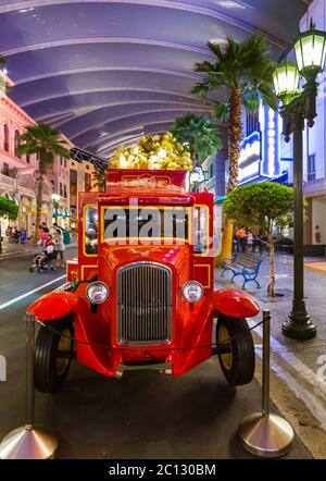 SINGAPORE - Aprile 30: Auto retrò nel parco Universal Studio all'Isola di Sentosa a Singapore il 30 Aprile 2016 Foto Stock