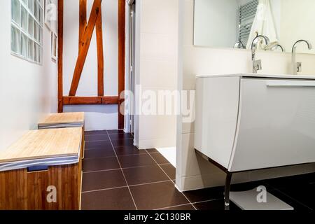 Bagno moderno con rubinetti su armadietto bianco Foto Stock