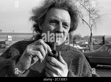 AJAXNETPHOTO. 27 FEBBRAIO 1975. PORTSMOUTH, INGHILTERRA. - MERCATO DELLE PULCI - IN STRADA UNICORN; COMMERCIANTE DI STRADA AL MERCATO.PHOTO:JONATHAN EASTLAND/AJAX REF:7513 28A 107 Foto Stock