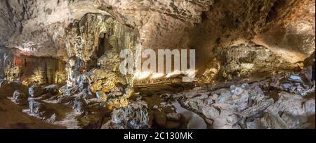 Panorama di enorme grotta nella baia di Halon, Vietnam in una giornata estiva Foto Stock