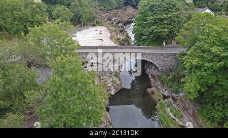 Vista aerea del fiume Teifi, cascate Cenarth, Cenarth Carmarthenshire, Galles, Regno Unito Foto Stock