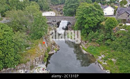 Vista aerea del fiume Teifi, cascate Cenarth, Cenarth Carmarthenshire, Galles, Regno Unito Foto Stock