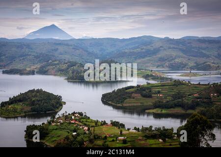 Vista dall'alto del lago Bunyonui con 29 isole, Uganda, Africa Foto Stock