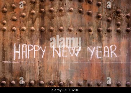 Felice anno nuovo segno disegnato in gesso su una porta di legno a Marrakech, Marocco Foto Stock