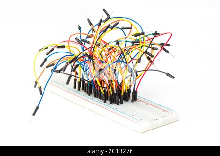 Prototipazione scheda elettronica con alcuni fili Foto Stock