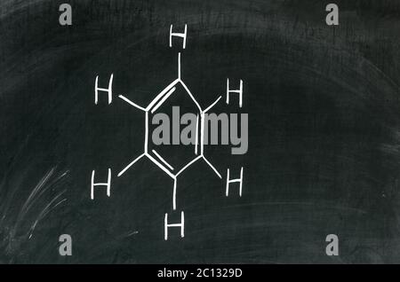 Struttura di molecola di benzene, idrocarburi aromatici scritta sulla lavagna Foto Stock