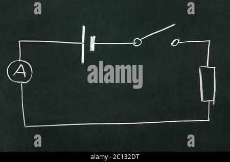 Lo schema elettrico disegnato su una lavagna con gesso Foto Stock