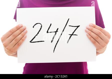 Ragazza con foglio di carta bianco con testo 24/7 Foto Stock