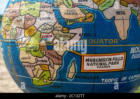 Un globo al terminal dei traghetti Paraa nel Parco Nazionale delle Cascate di Murchison, che indica la posizione del parco appena sopra l'Equatore, Uganda Foto Stock