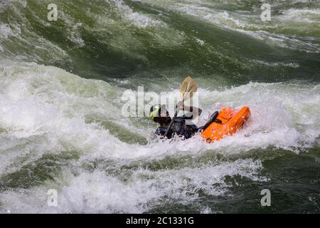 Kayak freestyle maschile sul fiume Nilo al Nile River Kayak Festival, Jinja, Uganda, Africa Foto Stock