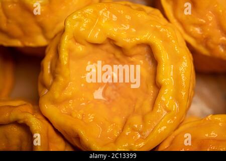 Formaggi molli Langres, latte di vacca francese. Collezione di formaggi francesi color arancio cremoso e friabile. Foto di alta qualità Foto Stock