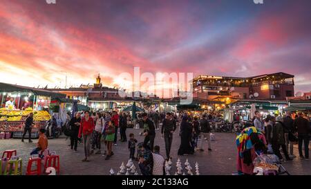 Luogo Jemaa El Fna (Djemaa El Fna) con il cielo rosa tramonto al crepuscolo, Marrakech (Marrakech), Marocco, Africa del Nord, Africa Foto Stock