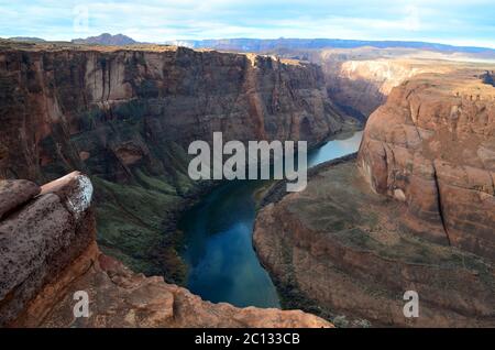 Bella vista sul fiume Colorado che si torna attraverso la curva a ferro di cavallo a Page Arizona. Foto Stock