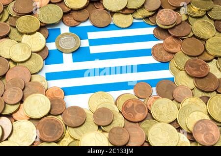 Euro monete poste sul foglio di carta stampata con la bandiera della Grecia Foto Stock
