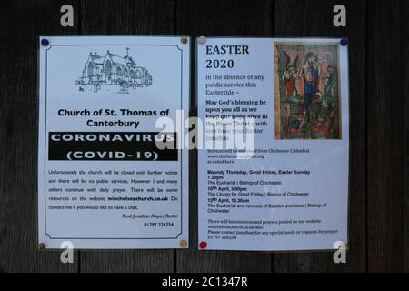 FIRMA RE CHIUSURA DELLA CHIESA A CAUSA DELLA PANDEMIA DELLA CHIESA DI SANTA MARIA COVID 19. THOMAS DI CANTERBURY A WICHELSEA Foto Stock