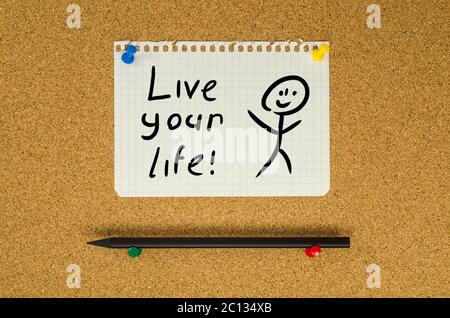 Live your LIFE testo nota messaggio pin sulla bacheca Foto Stock