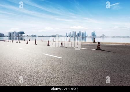 Paesaggio urbano e sullo skyline di Hangzhou dalla strada vuota Foto Stock