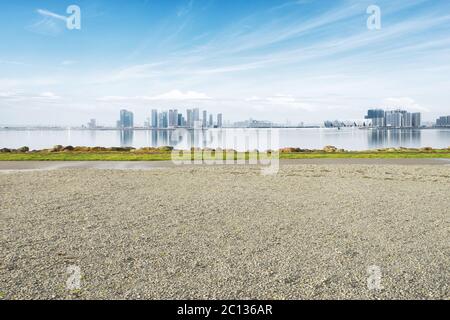 Paesaggio urbano e sullo skyline di Hangzhou dalla strada vuota Foto Stock