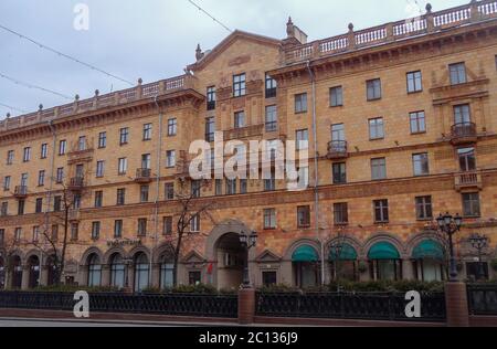 Ampie strade di Minsk. Marciapiedi, edifici enormi, belle case. Senza gente, è tranquillo e silenzioso. Foto Stock