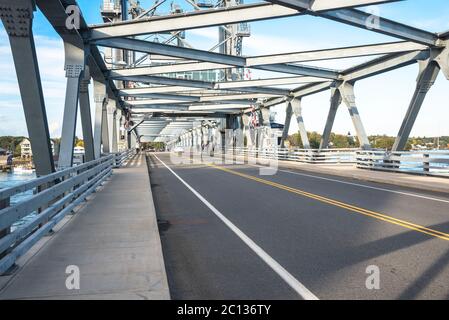 Ponte verticale con passerelle su entrambi i lati della strada in un giorno di autunno chiaro Foto Stock