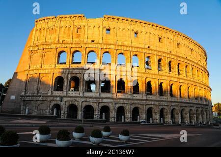 Vista del Colosseo di mattina presto a Roma Foto Stock