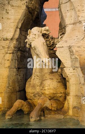 Primo piano delle fontane in Piazza Navona a Roma Foto Stock