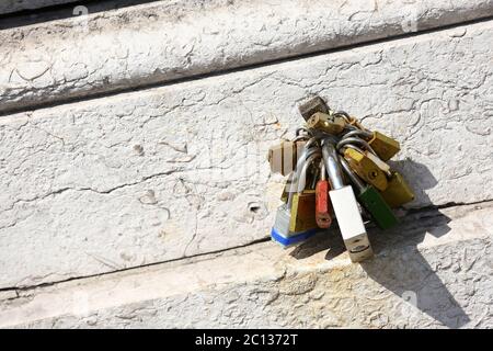 diversi vecchi lucchetti su una vecchia porta di legno Foto Stock