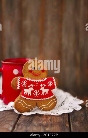 Natale sorridente gingerbread uomini su sfondo di legno. Foto Stock