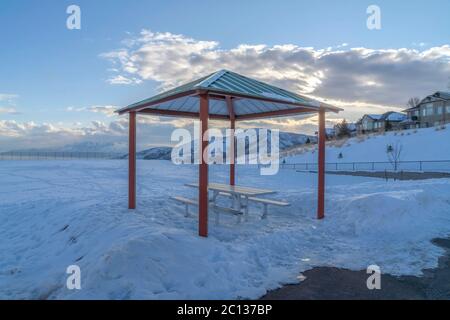 Padiglione sul terreno innevato semovente coperto di Wasatch Mountain in inverno Foto Stock