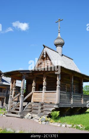 Cappella nello stile dell'architettura russa in legno. Foto Stock