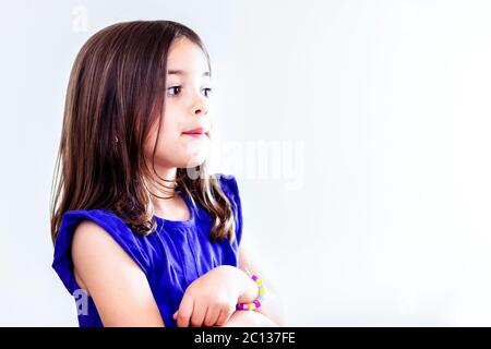 Ritratto di carino ragazza concentrate braccia incrociate Foto Stock