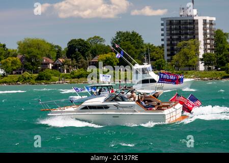 Detroit, Michigan, Stati Uniti. 13 Giugno 2020. Una sfilata di barche sul fiume Detroit ha celebrato il 74a compleanno del presidente Trump il 14 giugno. La parata, dalla contea di Macomb a Detroit, è stata organizzata dalla Michigan Conservative Coalition e dai repubblicani di Michigan Trump. Credit: Jim West/Alamy Live News Foto Stock