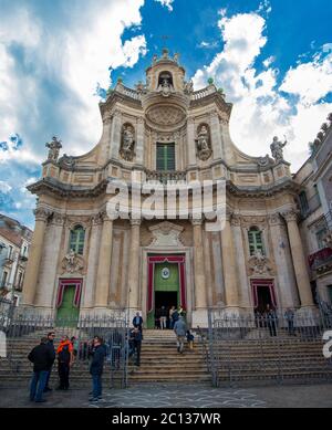 Basilica della Collegiata conosciuta anche come Santa Maria dell'Elemosina a Catania, Sicilia, Italia; terminata nel 1768, è un esempio di barocco siciliano. Foto Stock