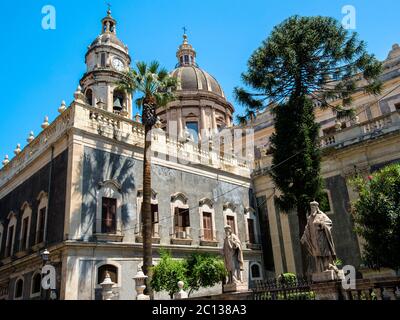 Cupole e Torri della Cattedrale di Sant'Agata a Catania, Sicilia, Italia Foto Stock