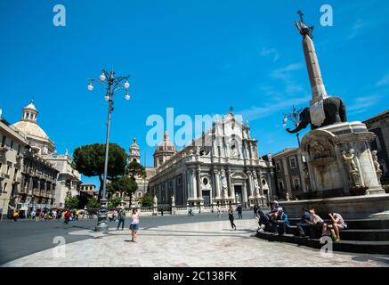 Piazza del Duomo con la Cattedrale di Sant'Agata e Fontana dell'Elefante, Catania, Sicilia, Italia Foto Stock