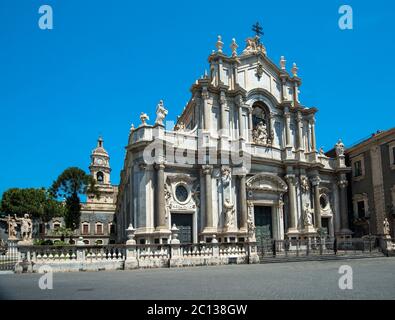 Piazza del Duomo con la Cattedrale di Sant'Agata, Catania, Sicilia, Italia Foto Stock