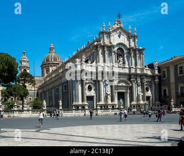 Piazza del Duomo con la Cattedrale di Sant'Agata, Catania, Sicilia, Italia Foto Stock