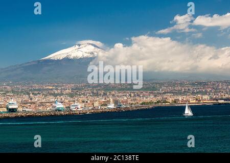 Vista sull'Etna, sulla città e sul porto, Catania, Sicilia, Italia. Catania si trova ai piedi del Monte Etna, un vulcano attivo. Foto Stock