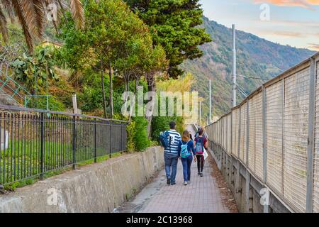 I turisti camminano lungo la costa italiana delle cinque Terre, lungo il sentiero che conduce alla Corniglia Foto Stock
