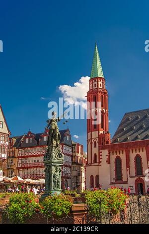 Statua una donna giudice con scale e spada con vecchie case tradizionali in legno nel centro di Francoforte, Germania Foto Stock