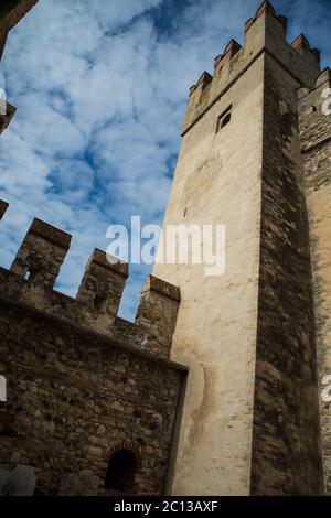 All'interno delle mura del castello di Scaligero, Lago di Garda, Italia Foto Stock