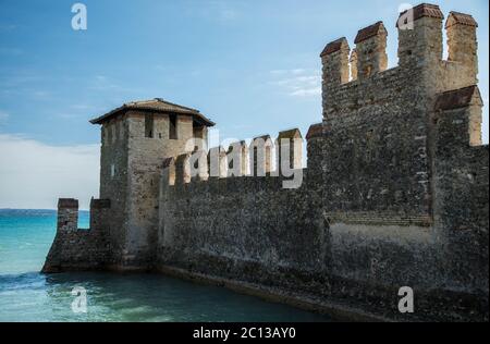 Mura del Castello di Sirmione, Lago di Garda, Italia Foto Stock